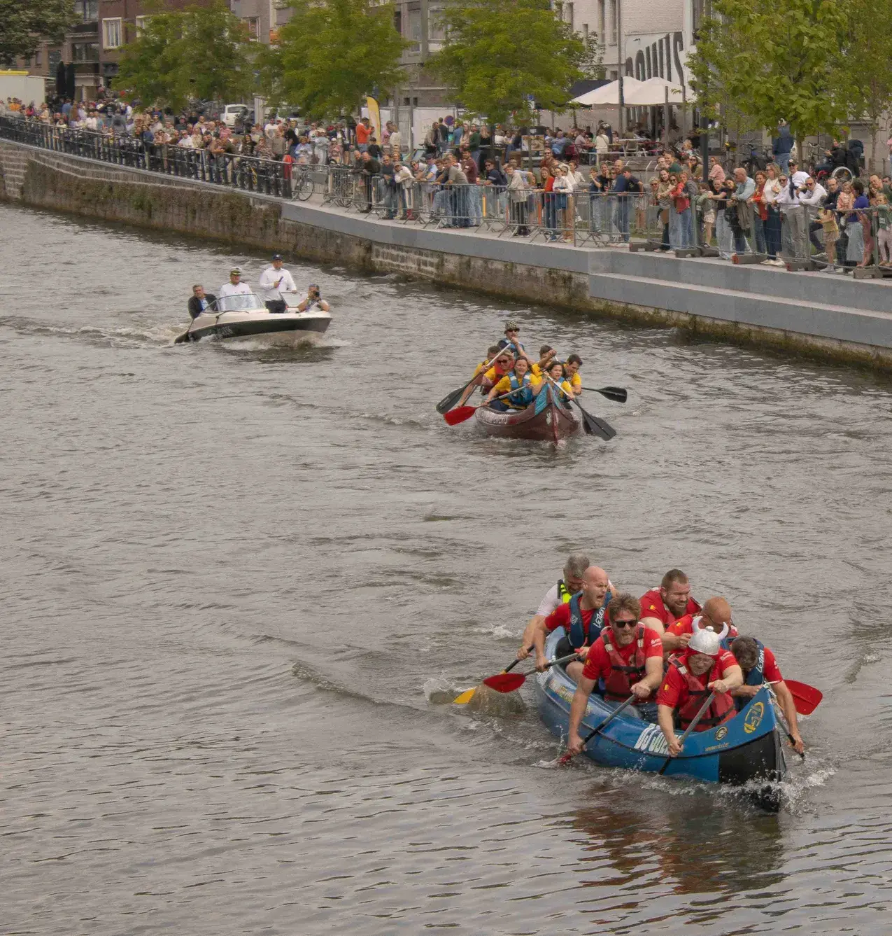 foto van 2 mensen die lopen langs de broeltorens