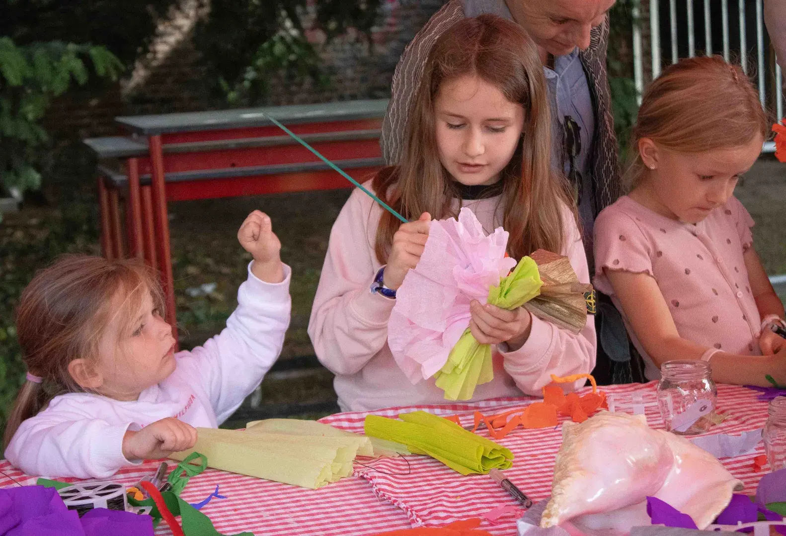 foto van kinderen die kleuren en creatief bezig zijn 